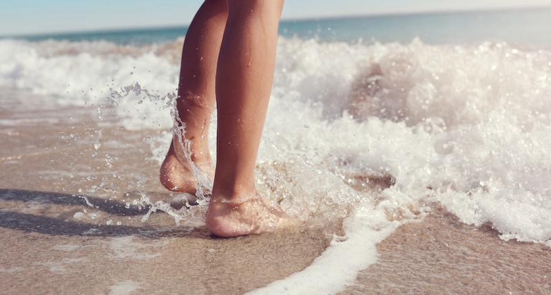حافي الأقدام في الشاطئ.